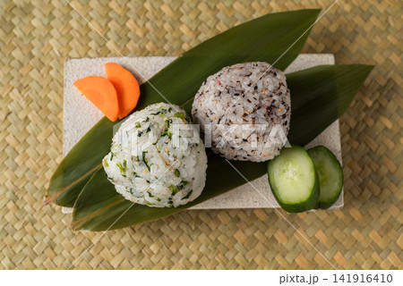 野沢菜ちりめんと梅しそおにぎり 野沢菜ちりめんと梅しそおにぎり 141916410