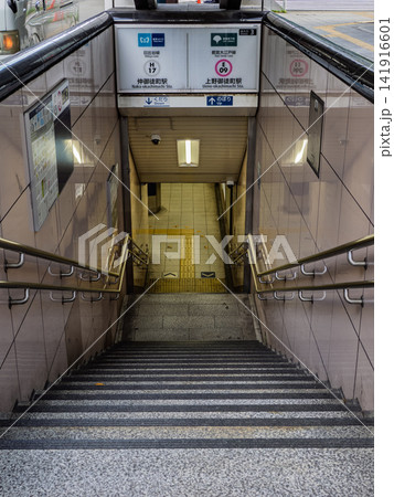 日比谷線「仲御徒町駅」・都営大江戸線「上野御徒町駅」3番出口の駅名表示 日比谷線「仲御徒町駅」・都営大江戸線「上野御徒町駅」3番出口の駅名表示 141916601