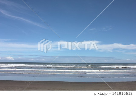 澄み切った青空と陽光に照らされた千葉県旭市の九十九里浜から白波が打ち寄せる太平洋を見る 澄み切った青空と陽光に照らされた千葉県旭市の九十九里浜から白波が打ち寄せる太平洋を見る 141916612