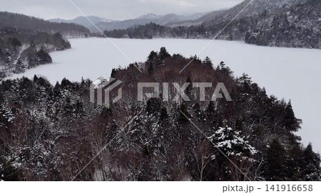 冬の奥日光│雪に覆われた美しい湯ノ湖の空撮 冬の奥日光│雪に覆われた美しい湯ノ湖の空撮 141916658