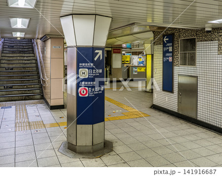 日比谷線「仲御徒町駅」・都営大江戸線「上野御徒町駅」構内の案内表示 日比谷線「仲御徒町駅」・都営大江戸線「上野御徒町駅」構内の案内表示 141916687