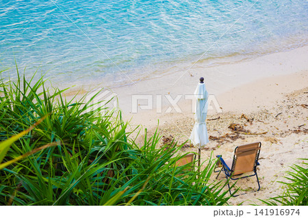 南国リゾート・沖縄の海・ビーチ・穏やかな浜辺・パラソルとビーチチェアでバカンス(鹿児島県奄美大島) 南国リゾート・沖縄の海・ビーチ・穏やかな浜辺・パラソルとビーチチェアでバカンス(鹿児島県奄美大島) 141916974