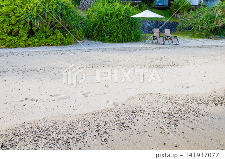 南国リゾート・沖縄の海・ビーチ・穏やかな浜辺・パラソルとビーチチェアでバカンス(鹿児島県奄美大島) 南国リゾート・沖縄の海・ビーチ・穏やかな浜辺・パラソルとビーチチェアでバカンス(鹿児島県奄美大島) 141917077