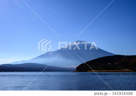 秋の富士山と山中湖 141918389
