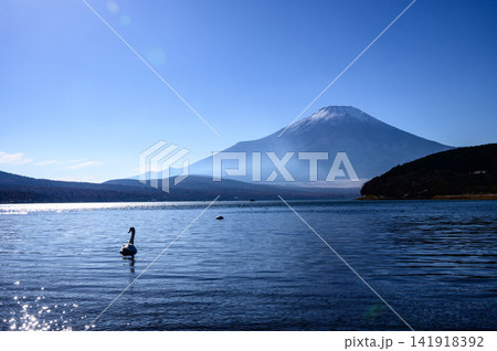 秋の富士山と山中湖 秋の富士山と山中湖 141918392