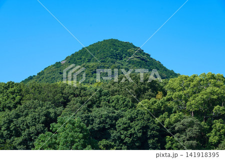 緑の美しい山と青空 緑の美しい山と青空 141918395