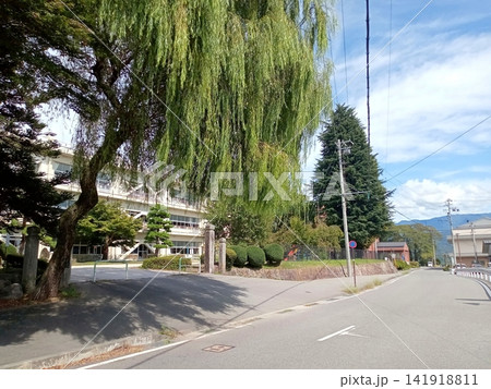小学校校門前の風景 小学校校門前の風景 141918811