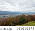 曇りの日に高台から見下ろす長野県下伊那郡の紅葉と町の風景 141919378