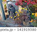 道端にある小さいお地蔵さんと石像 141919380