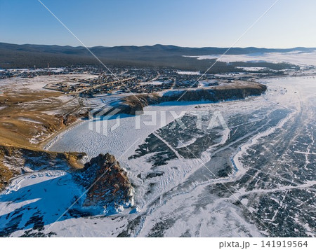 凍結したバイカル湖とフジル村を望むオリホン島の空撮 凍結したバイカル湖とフジル村を望むオリホン島の空撮 141919564