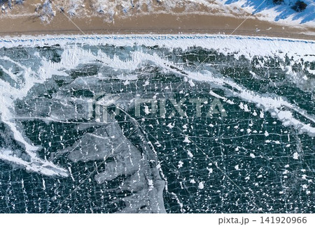 バイカル湖岸に広がる透明なひび割れ氷の空撮 141920966