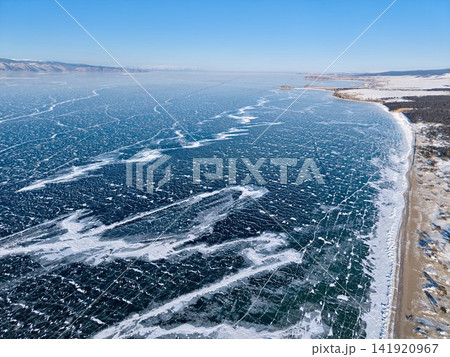 白い氷紋が走るバイカル湖岸の冬景色を空撮 白い氷紋が走るバイカル湖岸の冬景色を空撮 141920967