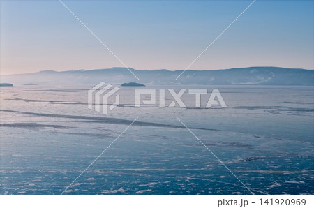 凍結したバイカル湖と遠く霞む山並みを捉えた冬の空撮 凍結したバイカル湖と遠く霞む山並みを捉えた冬の空撮 141920969