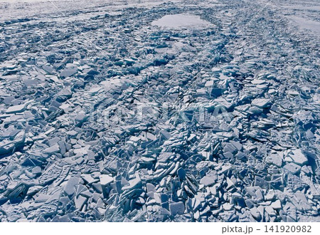 砕けた氷が広がる冬のバイカル湖を空撮 141920982
