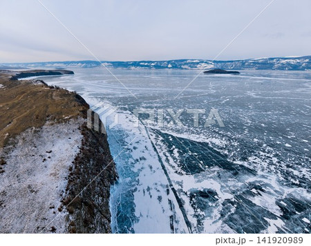 雪をまとった岸辺と氷紋が続くバイカル湖を空撮 雪をまとった岸辺と氷紋が続くバイカル湖を空撮 141920989
