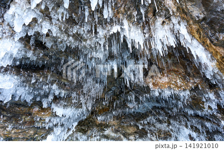 岩場を覆う無数の氷柱、冬のバイカル湖 岩場を覆う無数の氷柱、冬のバイカル湖 141921010