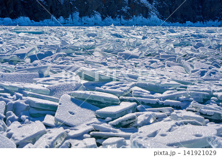 雪をまとった氷塊が埋め尽くす冬のバイカル湖 雪をまとった氷塊が埋め尽くす冬のバイカル湖 141921029