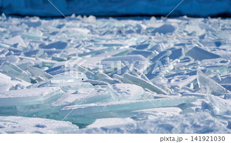陽光にきらめく青緑色の氷塊、冬のバイカル湖 141921030