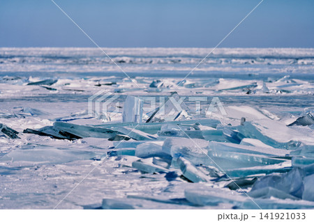 砕けた透明氷が重なるバイカル湖の冬景色 砕けた透明氷が重なるバイカル湖の冬景色 141921033