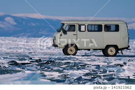氷片が広がるバイカル湖に佇む白いワゴン車 氷片が広がるバイカル湖に佇む白いワゴン車 141921062