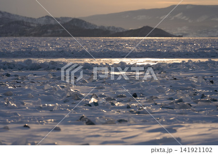 冬の夕光にきらめく氷塊とバイカル湖の山並み 冬の夕光にきらめく氷塊とバイカル湖の山並み 141921102
