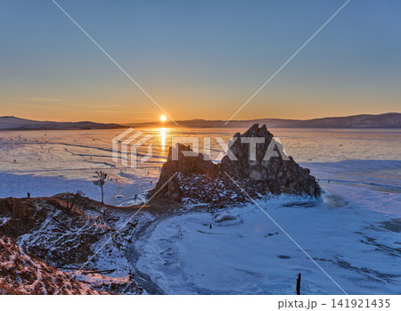 凍結バイカル湖を見下ろすシャマン岩の夕景 凍結バイカル湖を見下ろすシャマン岩の夕景 141921435