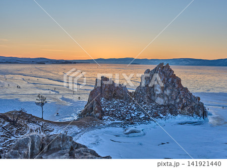 夕暮れの凍結バイカル湖を見下ろすシャマン岩と雪山 夕暮れの凍結バイカル湖を見下ろすシャマン岩と雪山 141921440
