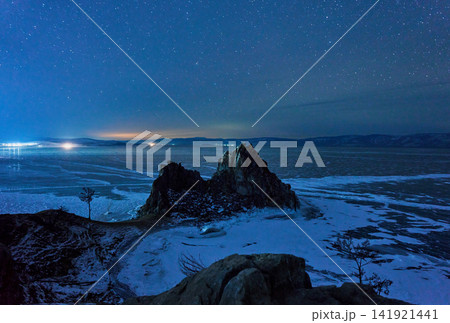 星降る夜、氷結バイカル湖にそびえるシャマン岩 星降る夜、氷結バイカル湖にそびえるシャマン岩 141921441