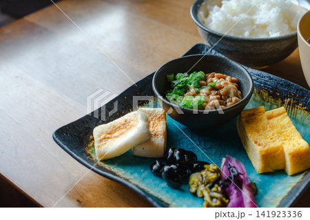 日本の伝統的な和朝食 日本の伝統的な和朝食 141923336