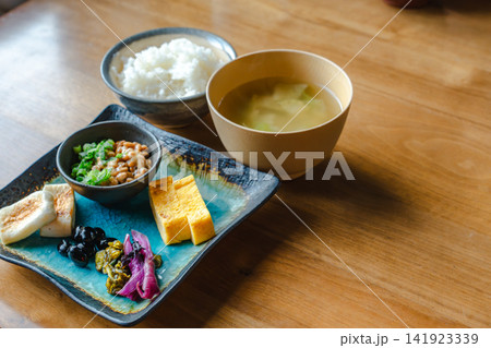 日本の伝統的な和朝食 日本の伝統的な和朝食 141923339
