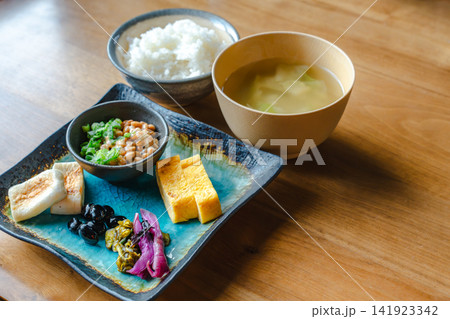 日本の伝統的な和朝食 日本の伝統的な和朝食 141923342
