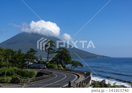 海岸道路から望む緑の山と青い海 141923740