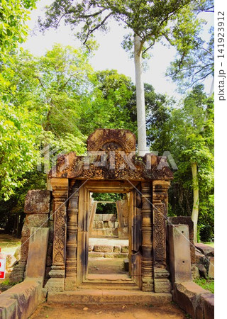 世界遺産バンテアイ・スレイ寺院の古代の石彫建築と浮彫装飾 141923912