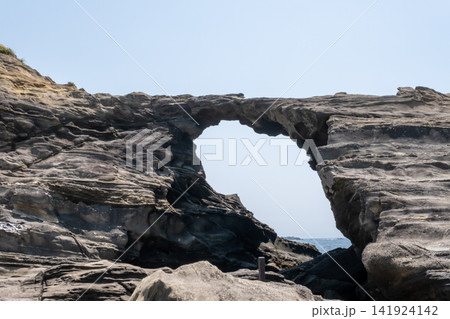 神奈川県 城ヶ島  馬の背洞門の風景 141924142