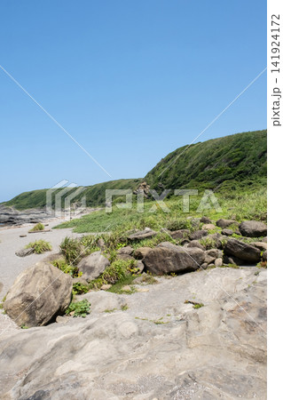 青い空と緑の草原が続く城ヶ島海岸の岬の風景 青い空と緑の草原が続く城ヶ島海岸の岬の風景 141924172