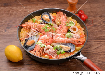 スペイン料理の「パエリア」、フライパン使用、洋風炊き込みご飯、シーフード料理、エスニック料理 141924276