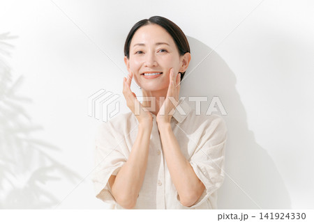 スキンケアをする女性 141924330
