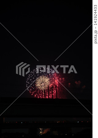 夜空に輝く花火と街の影 141924433
