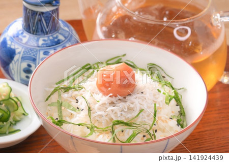 夏にぴったり、冷やし茶漬け。釜揚げしらす、梅干し、大葉(しそ) 夏にぴったり、冷やし茶漬け。釜揚げしらす、梅干し、大葉(しそ) 141924439