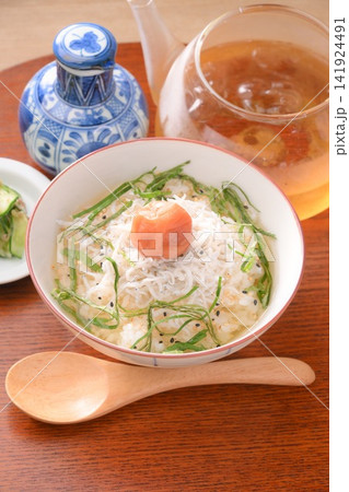 夏にぴったり、冷やし茶漬け。釜揚げしらす、梅干し、大葉（しそ） 141924491