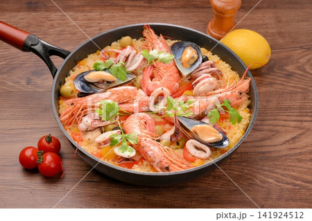スペイン料理の「パエリア」、フライパン使用、洋風炊き込みご飯、シーフード料理、エスニック料理 スペイン料理の「パエリア」、フライパン使用、洋風炊き込みご飯、シーフード料理、エスニック料理 141924512