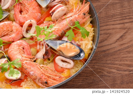 スペイン料理の「パエリア」、フライパン使用、洋風炊き込みご飯、シーフード料理、エスニック料理 141924520