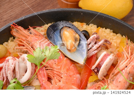 スペイン料理の「パエリア」、フライパン使用、洋風炊き込みご飯、シーフード料理、エスニック料理 141924524
