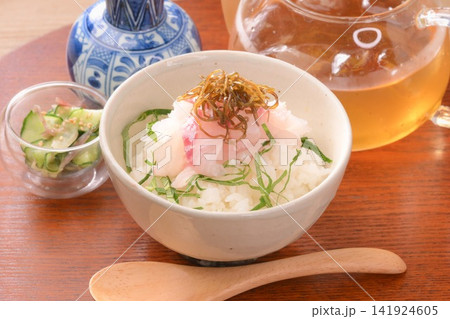 夏にぴったり、冷やし茶漬け。真鯛、塩昆布、大葉(しそ) 夏にぴったり、冷やし茶漬け。真鯛、塩昆布、大葉(しそ) 141924605