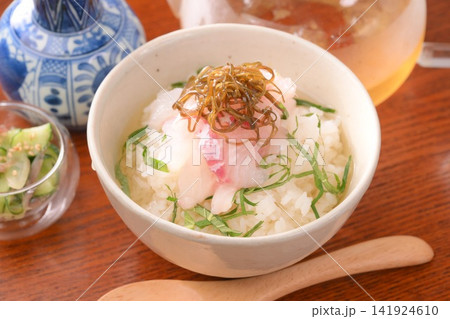 夏にぴったり、冷やし茶漬け。真鯛、塩昆布、大葉(しそ) 夏にぴったり、冷やし茶漬け。真鯛、塩昆布、大葉(しそ) 141924610