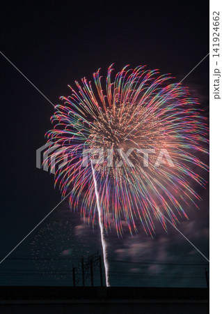 夜空に咲く大輪の七色花火 夜空に咲く大輪の七色花火 141924662
