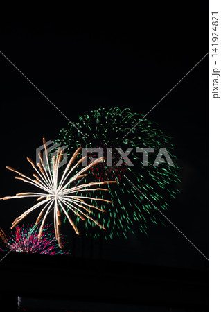 夜空を彩る大輪の花火 夜空を彩る大輪の花火 141924821
