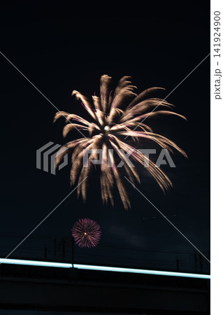 夜空に咲く夏の夜の花火 夜空に咲く夏の夜の花火 141924900