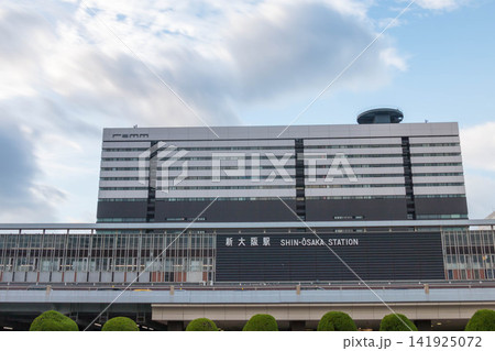 青空と雲が流れる新大阪駅の駅舎 大阪の交通・観光イメージ 141925072