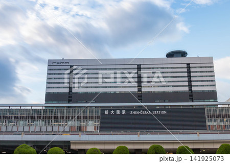 青空と雲が流れる新大阪駅の駅舎 大阪の交通・観光イメージ 青空と雲が流れる新大阪駅の駅舎 大阪の交通・観光イメージ 141925073
